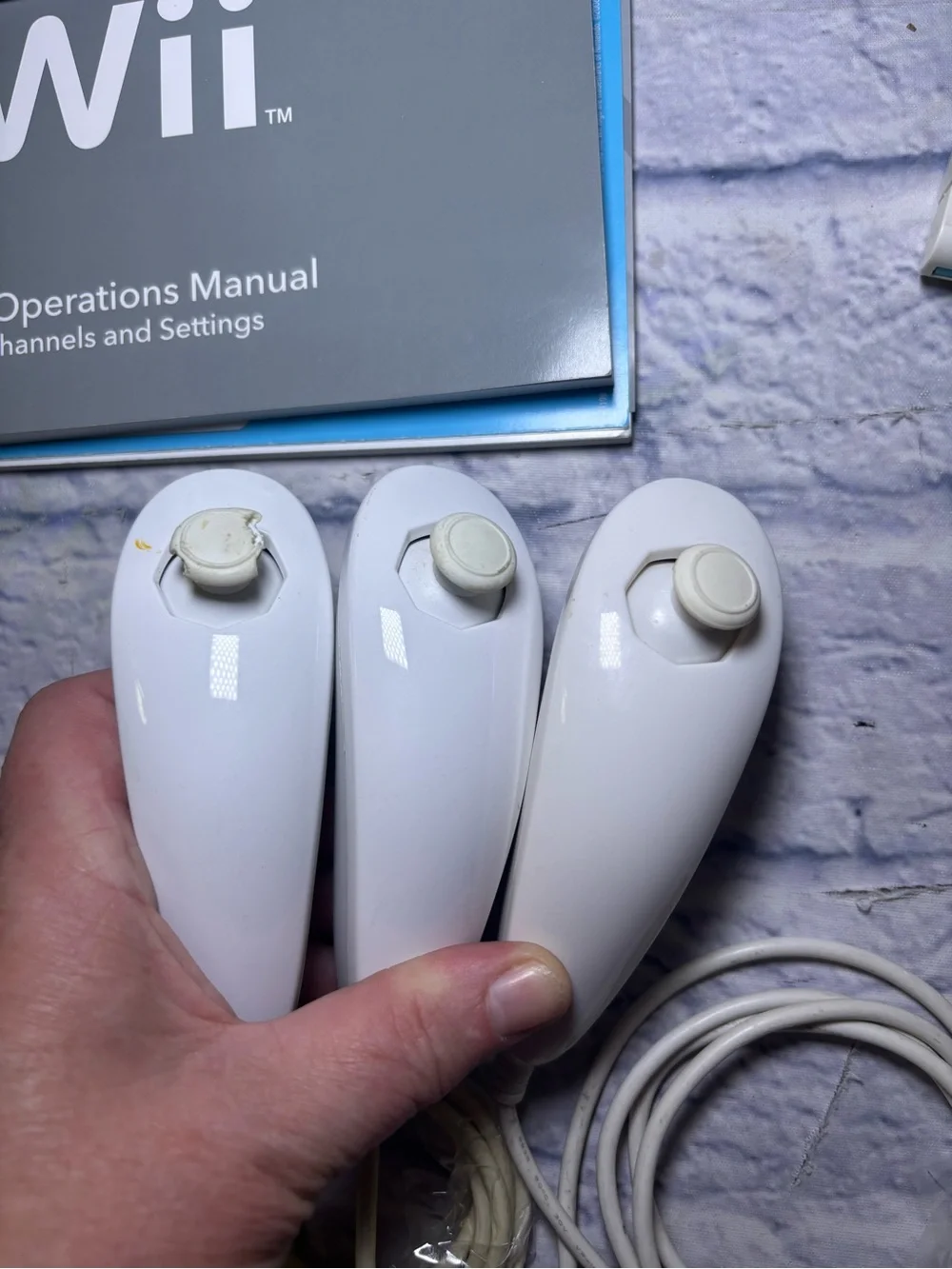 Nintendo Wii Bundle (RVL-001) White 2 Controllers & 3 Nunchucks & 2 Sensors Read